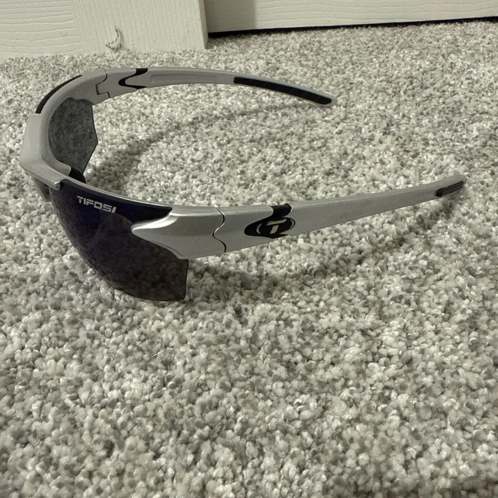 Tifosi Gray and Black Sports Sunglasses - Picture 1 of 4